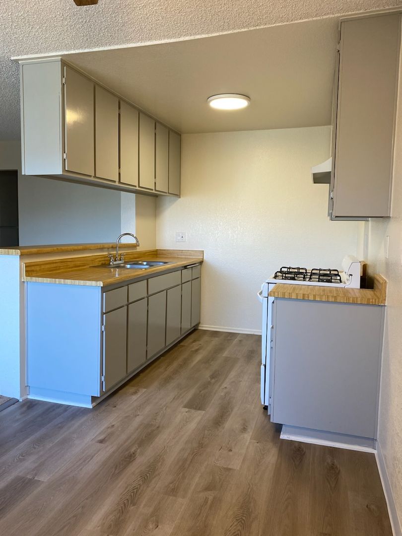 Burbank Apartment: 249 W Alameda Ave