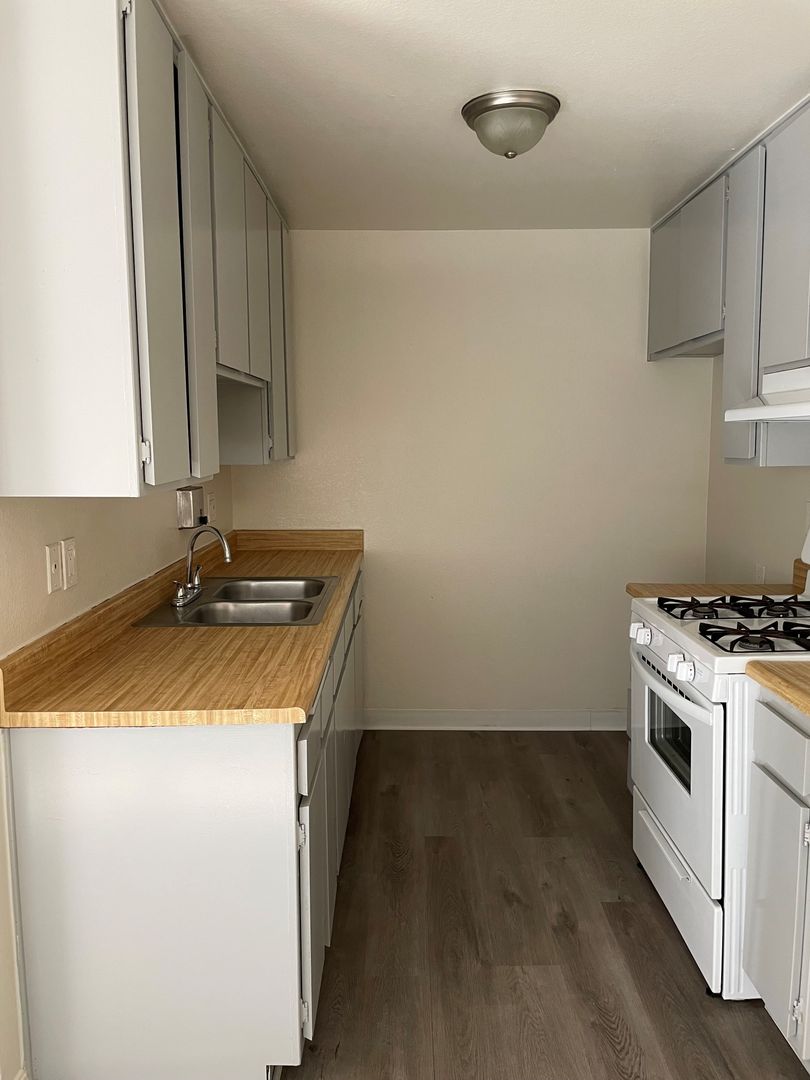 Tujunga Apartment: 7762 Foothill Blvd