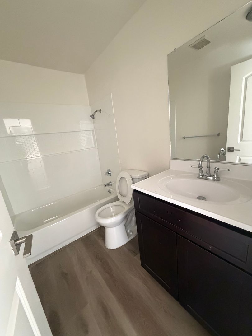 Los Angeles Apartment: 4341 Eagle Rock Blvd