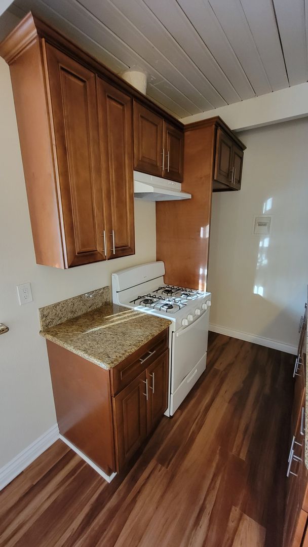 Burbank Apartment: 242-256 W Verdugo Ave