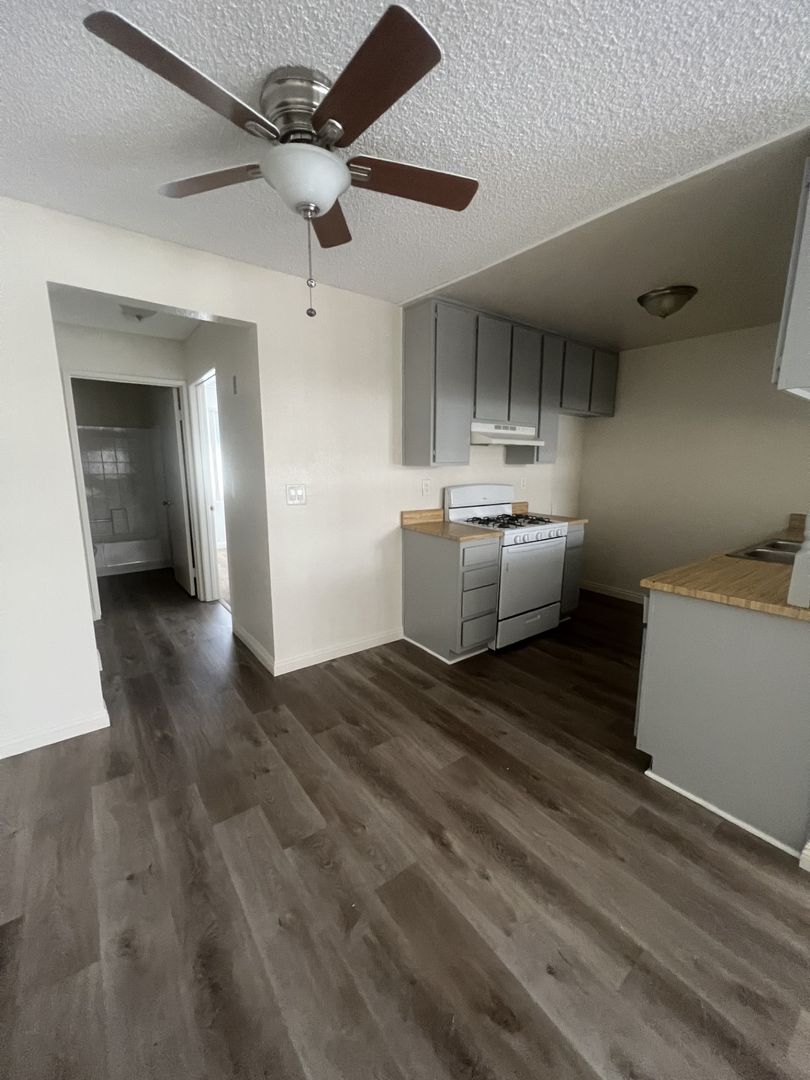 Sunland Apartment: 8541 Foothill Blvd