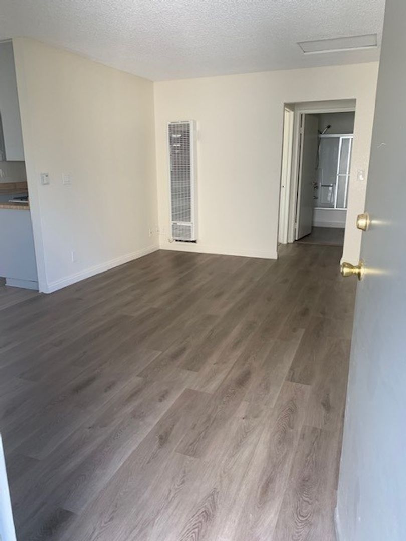 Arleta Apartment: 9460 Laurel Canyon Blvd