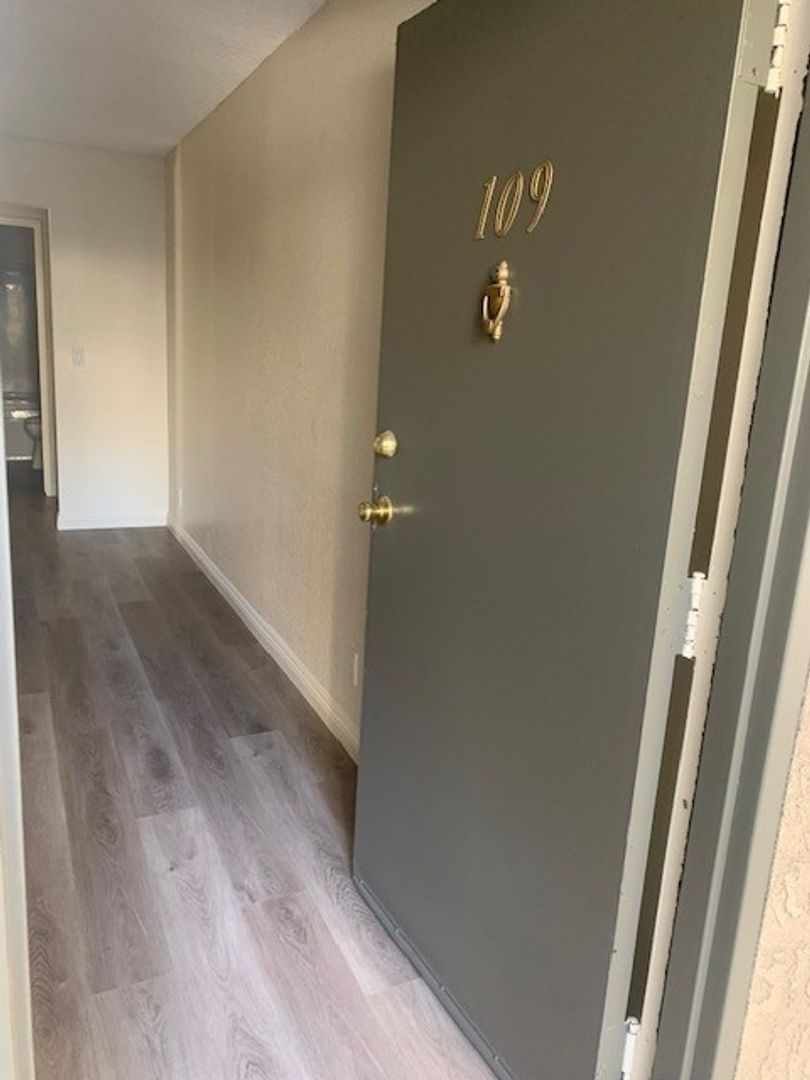 Arleta Apartment: 9460 Laurel Canyon Blvd