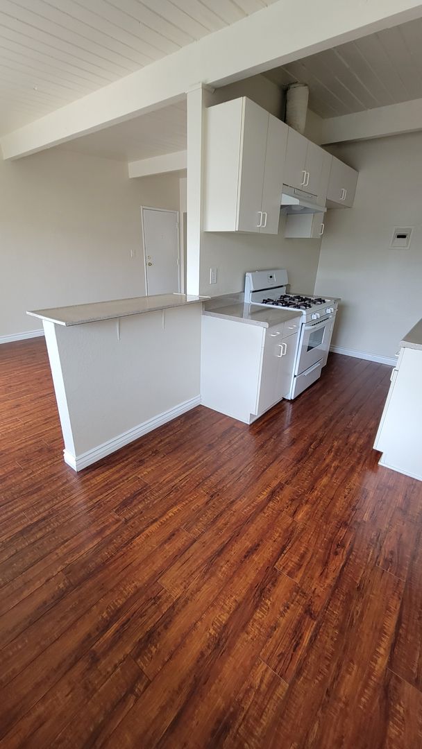 Burbank Apartment: 242-256 W Verdugo Ave