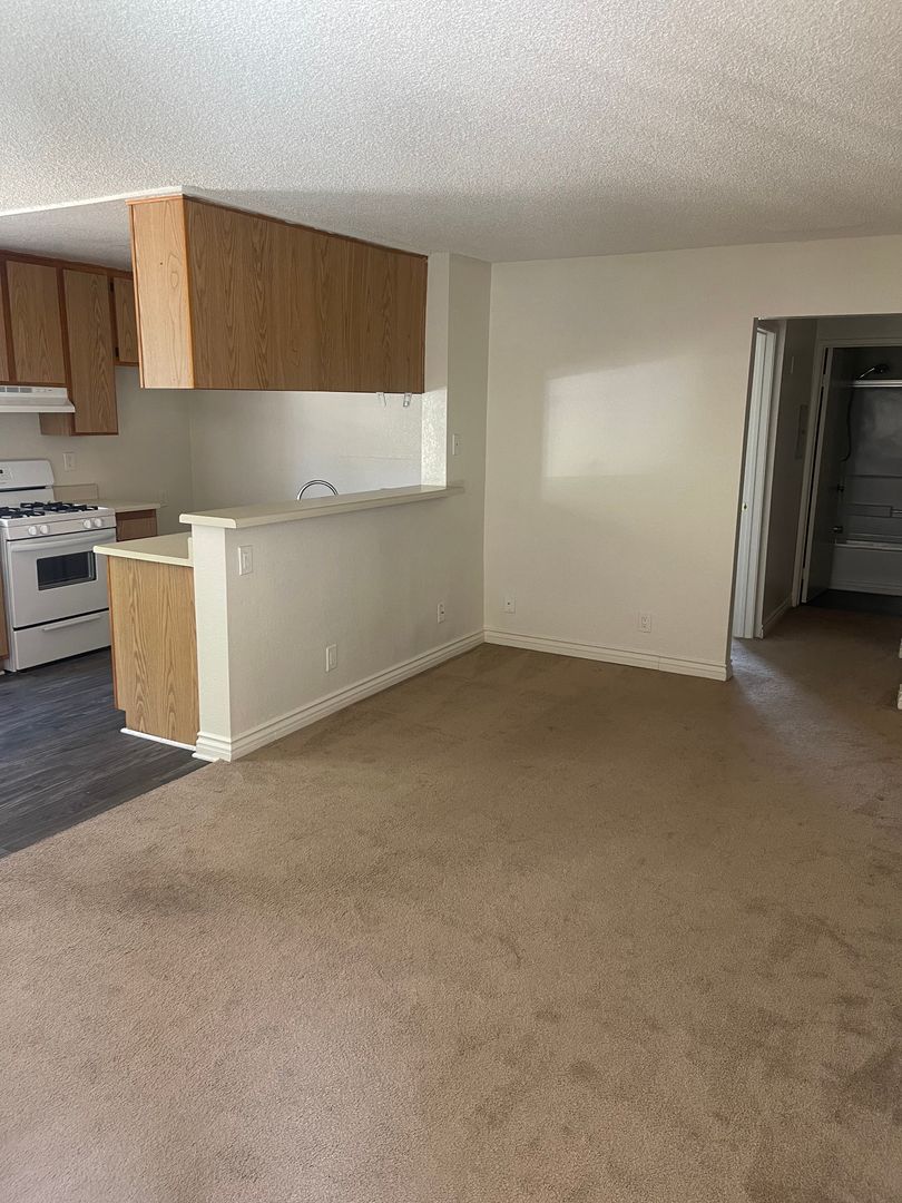 Tujunga Apartment: 6810 Foothill Blvd