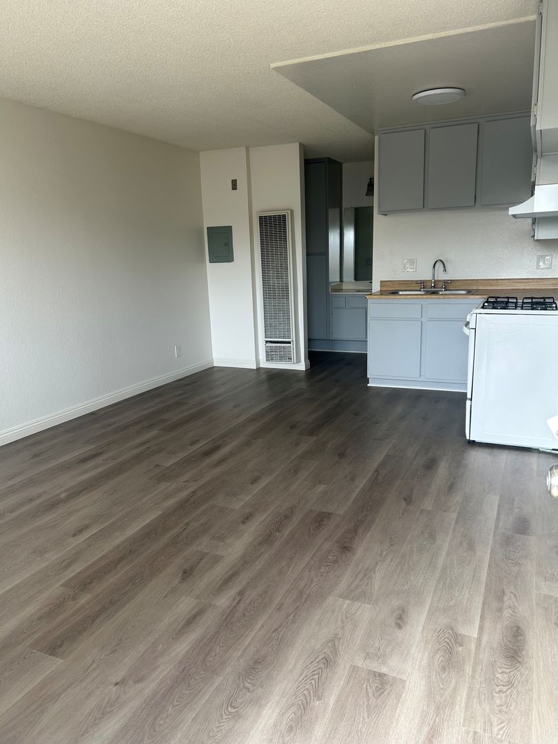 Burbank Apartment: 700 S Lake St