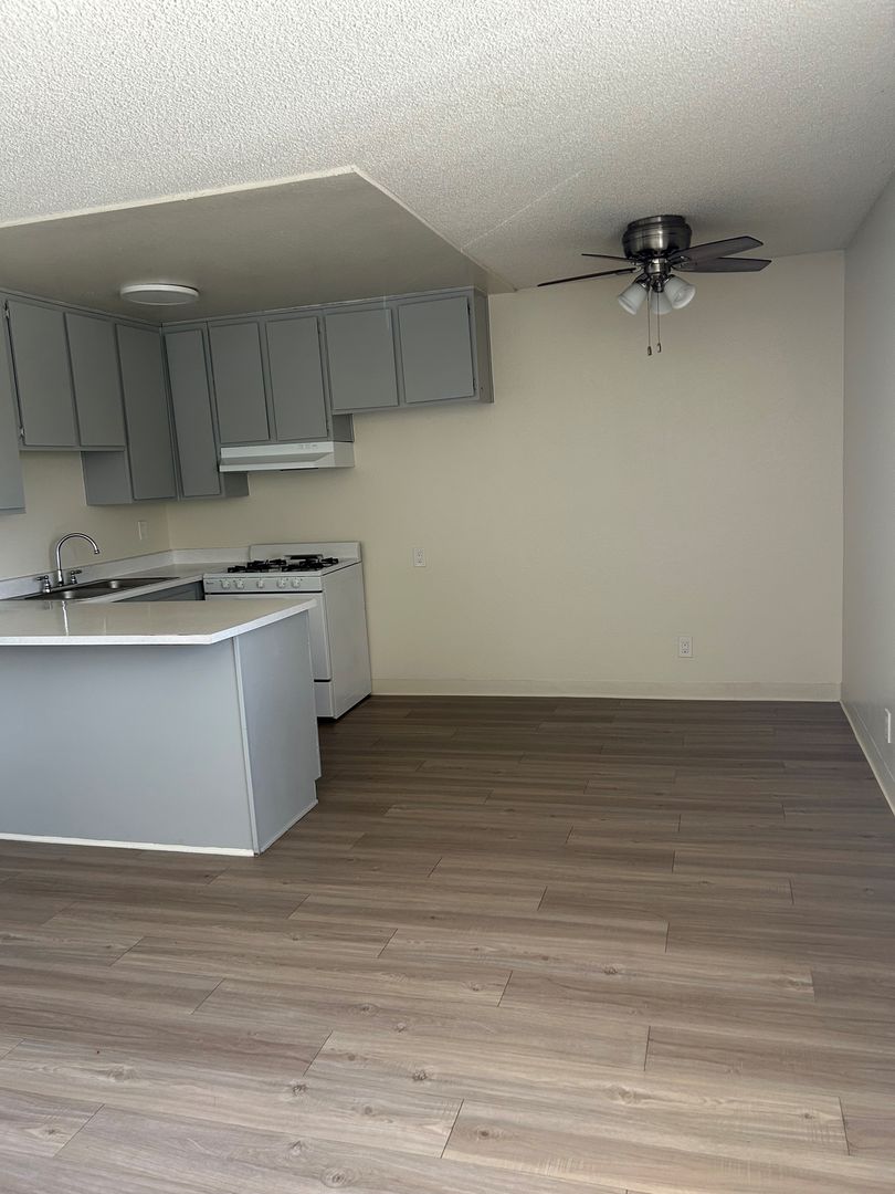 Burbank Apartment: 700 S Lake St