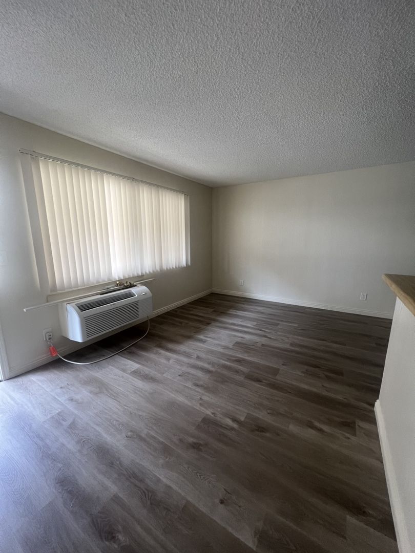 Sunland Apartment: 8541 Foothill Blvd