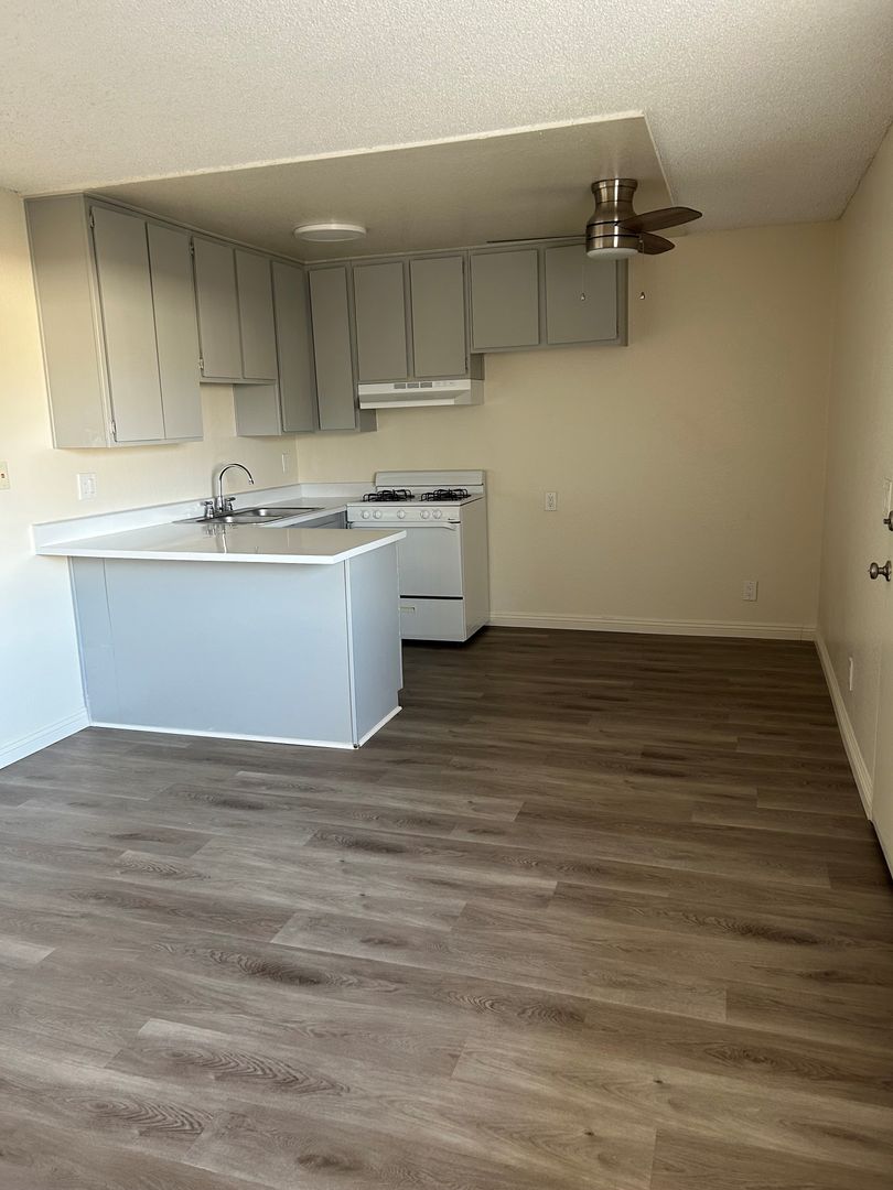 Burbank Apartment: 700 S Lake St