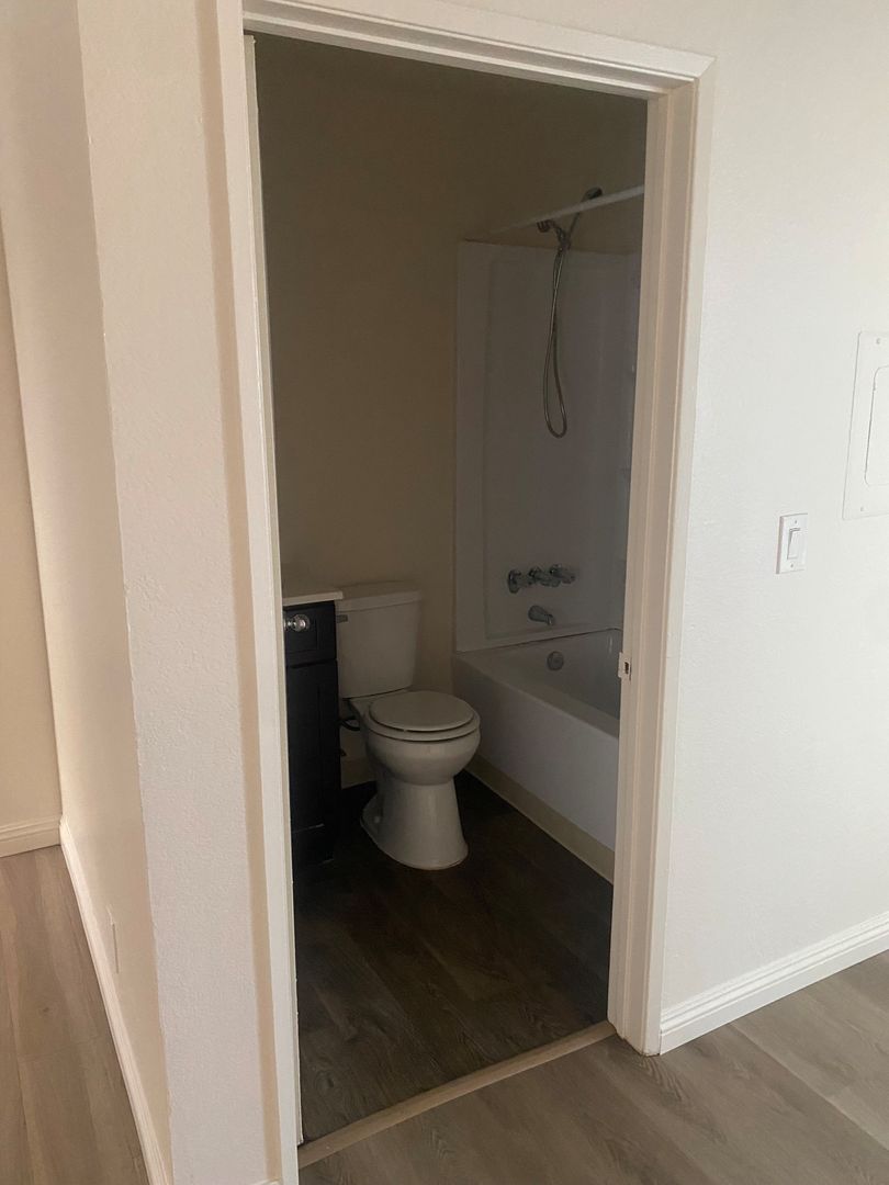 North Hills Apartment: 15434 Rayen St