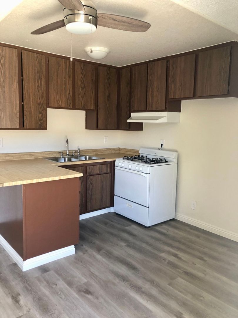 Burbank Apartment: 700 S Lake St