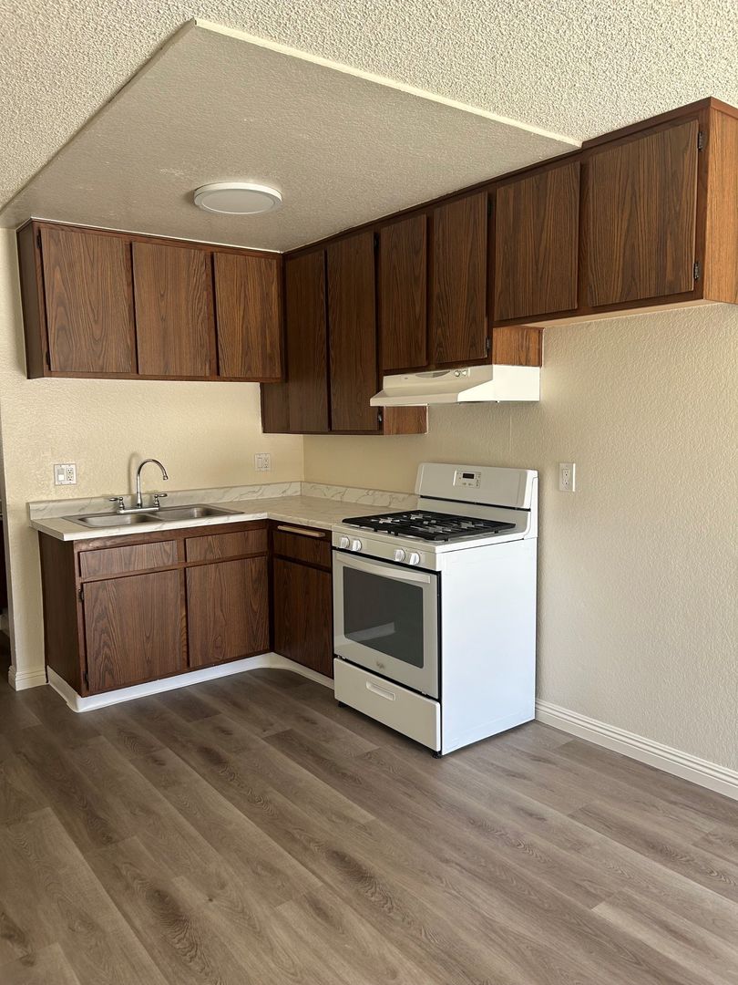 Burbank Apartment: 700 S Lake St