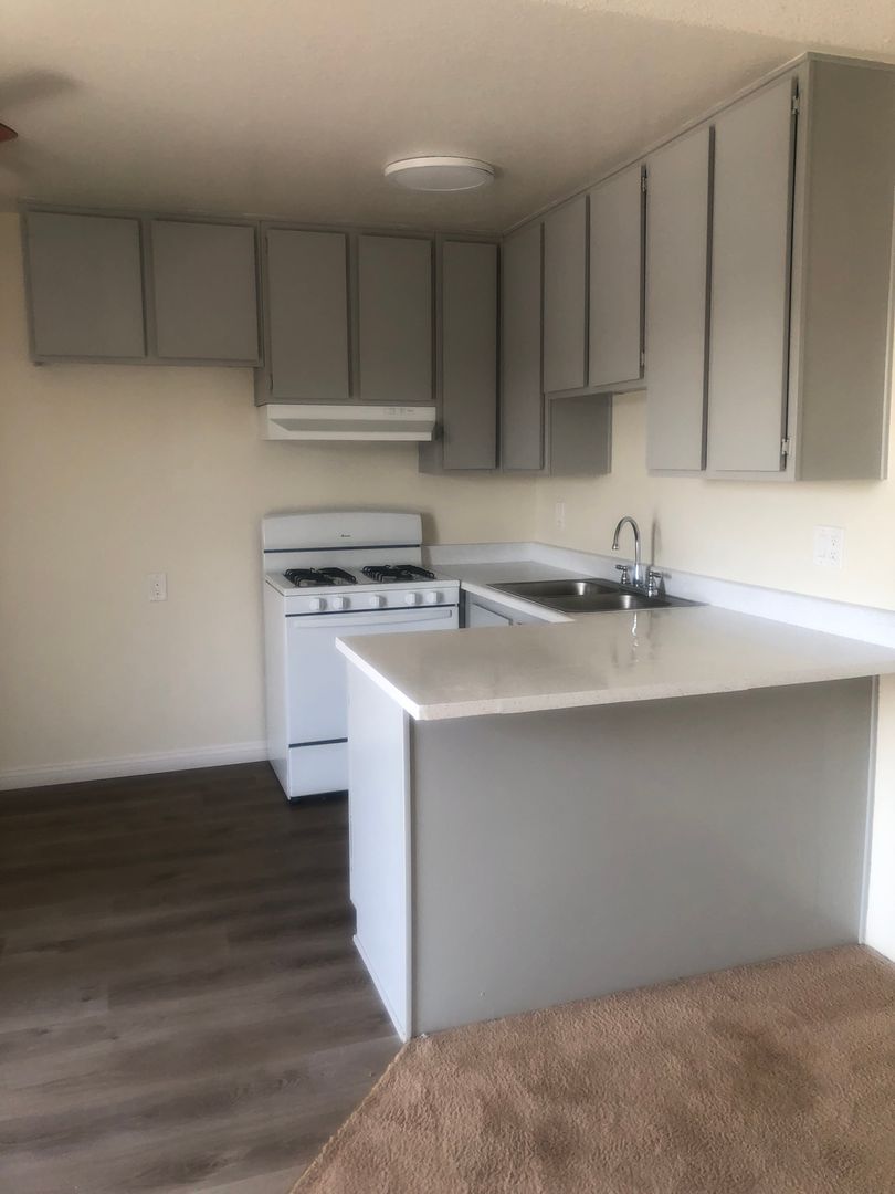 Burbank Apartment: 700 S Lake St