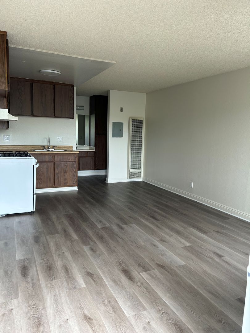 Burbank Apartment: 700 S Lake St