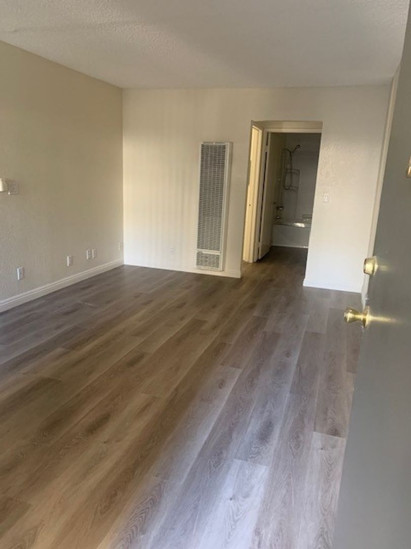 Arleta Apartment: 9460 Laurel Canyon Blvd