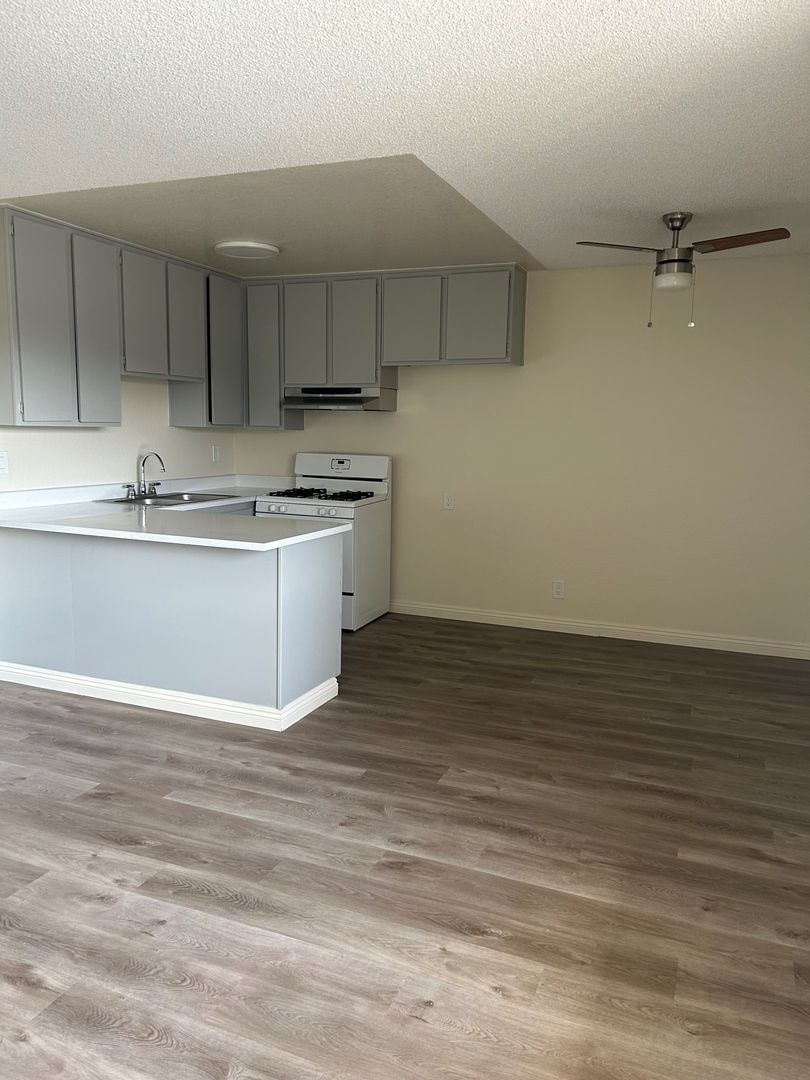 Burbank Apartment: 700 S Lake St