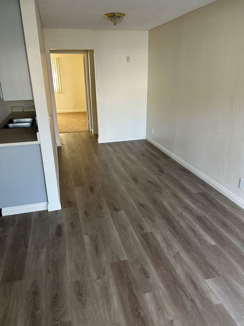 Tujunga Apartment: 6810 Foothill Blvd