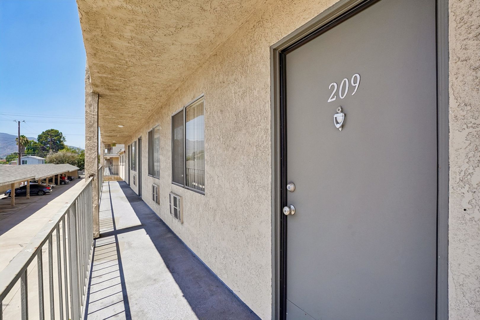Burbank Apartment: 700 S Lake St