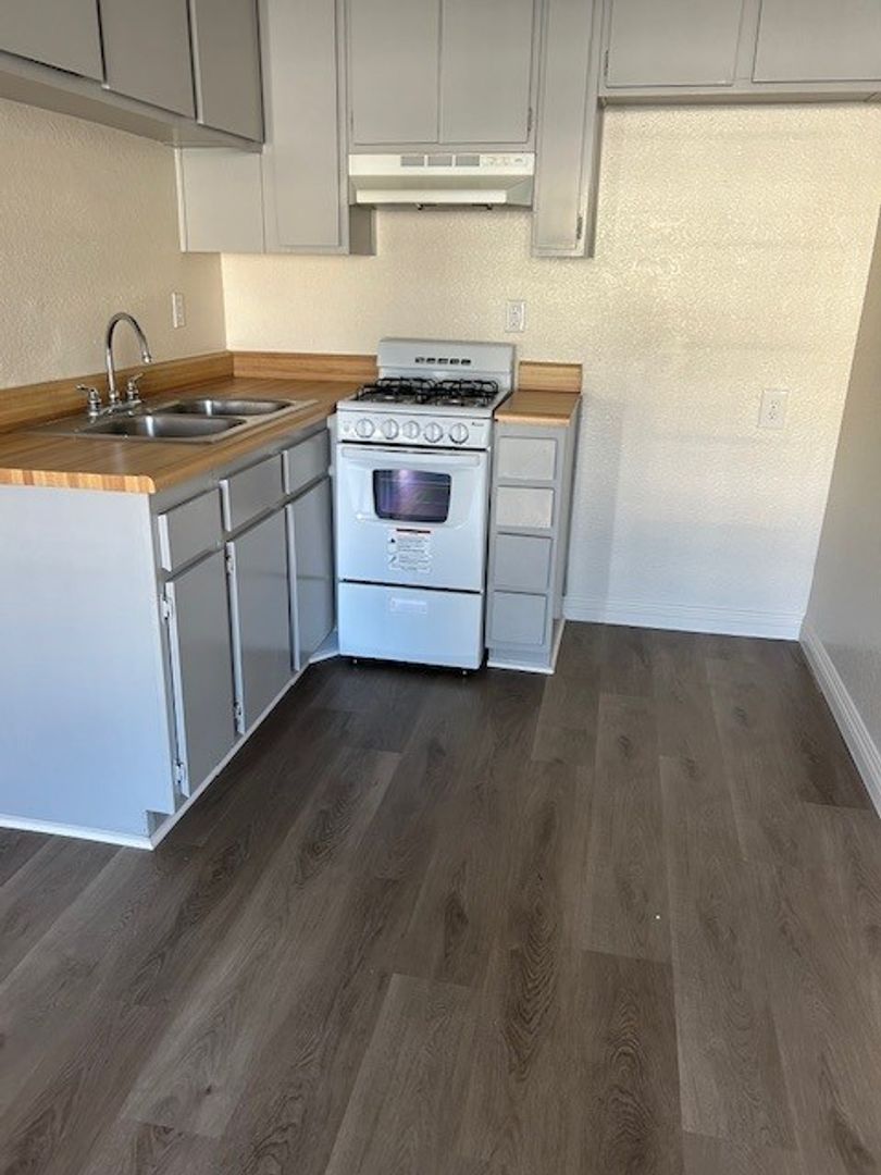 Tujunga Apartment: 7320 Foothill Blvd