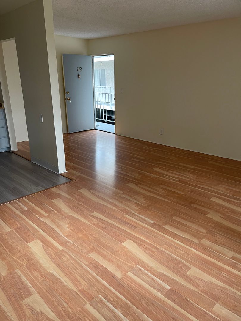 Tujunga Apartment: 7762 Foothill Blvd