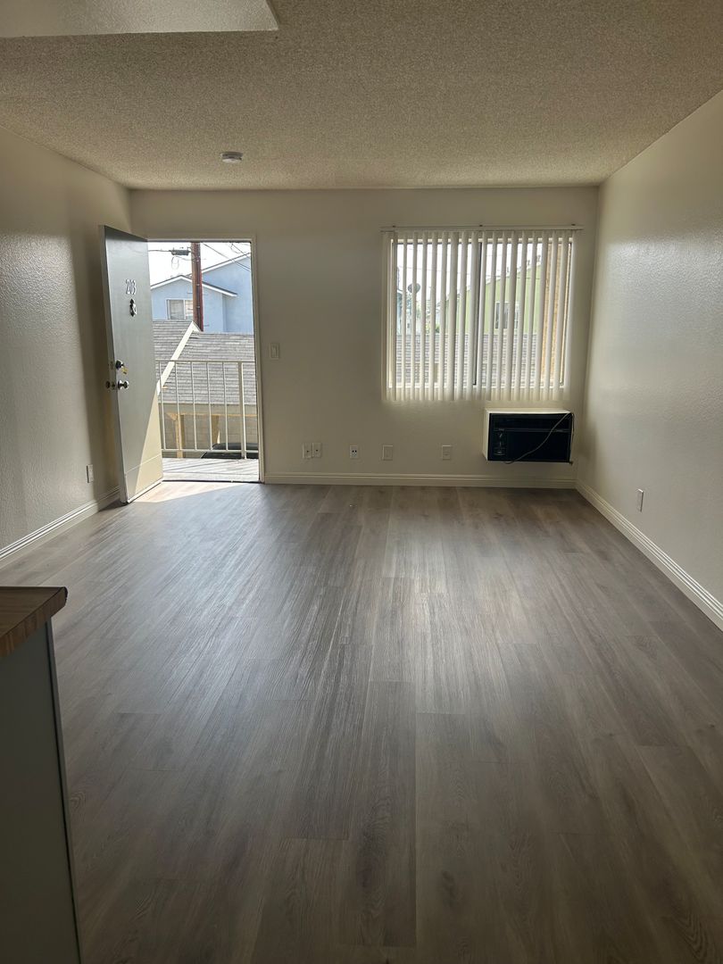 Burbank Apartment: 700 S Lake St