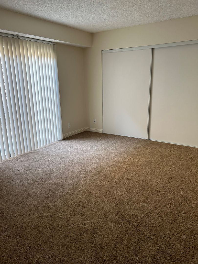 Burbank Apartment: 700 S Lake St