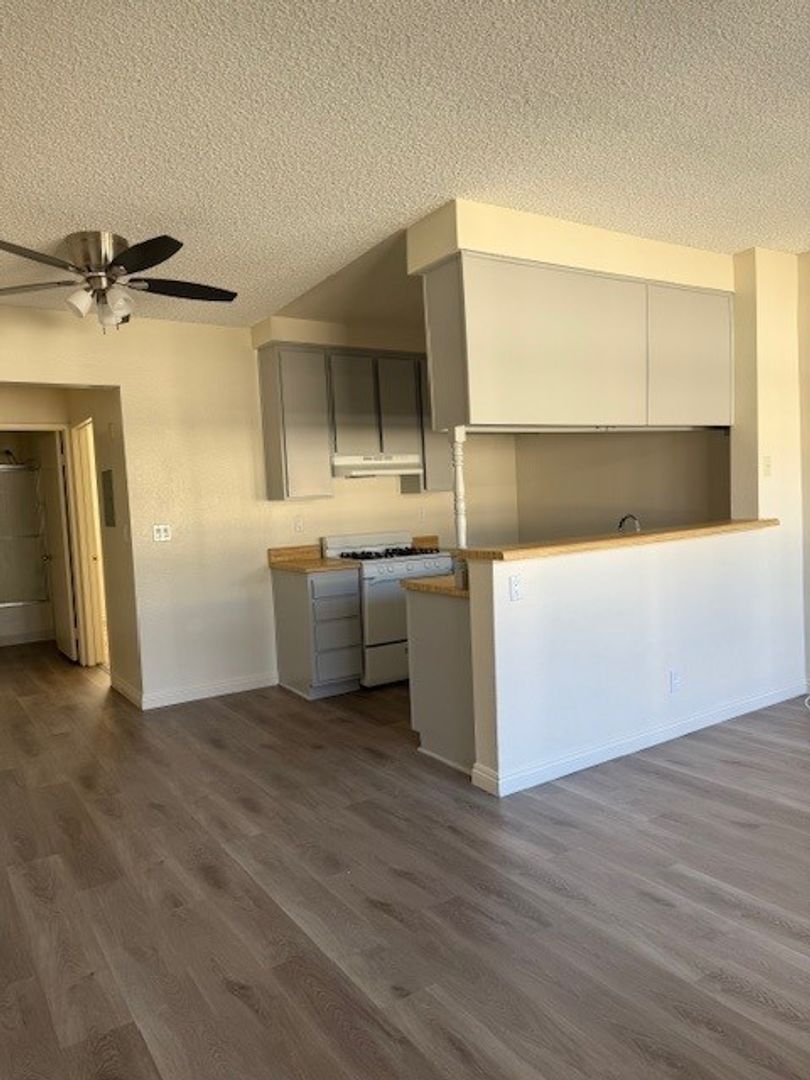 Sunland Apartment: 8541 Foothill Blvd