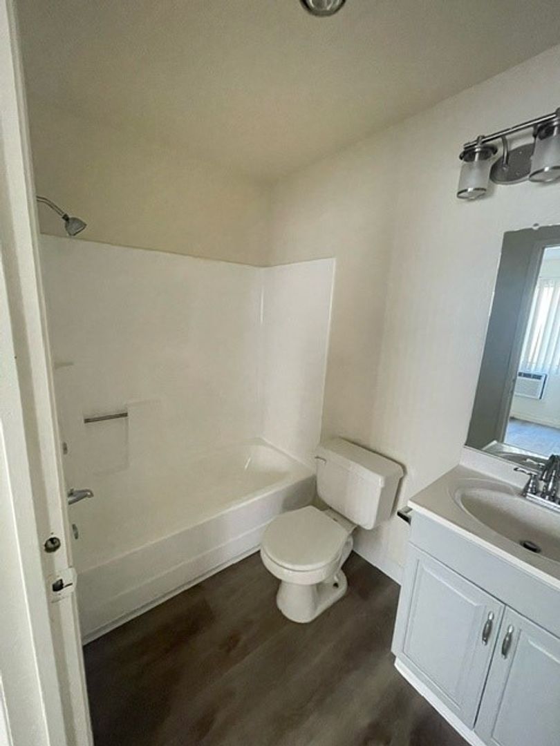 Los Angeles Apartment: 3833 West Avenue 42