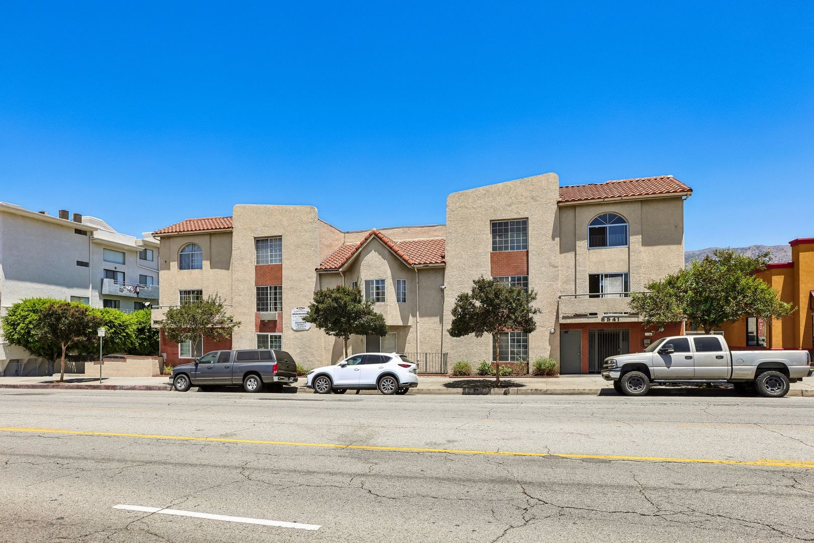Sunland Apartment: 8541 Foothill Blvd
