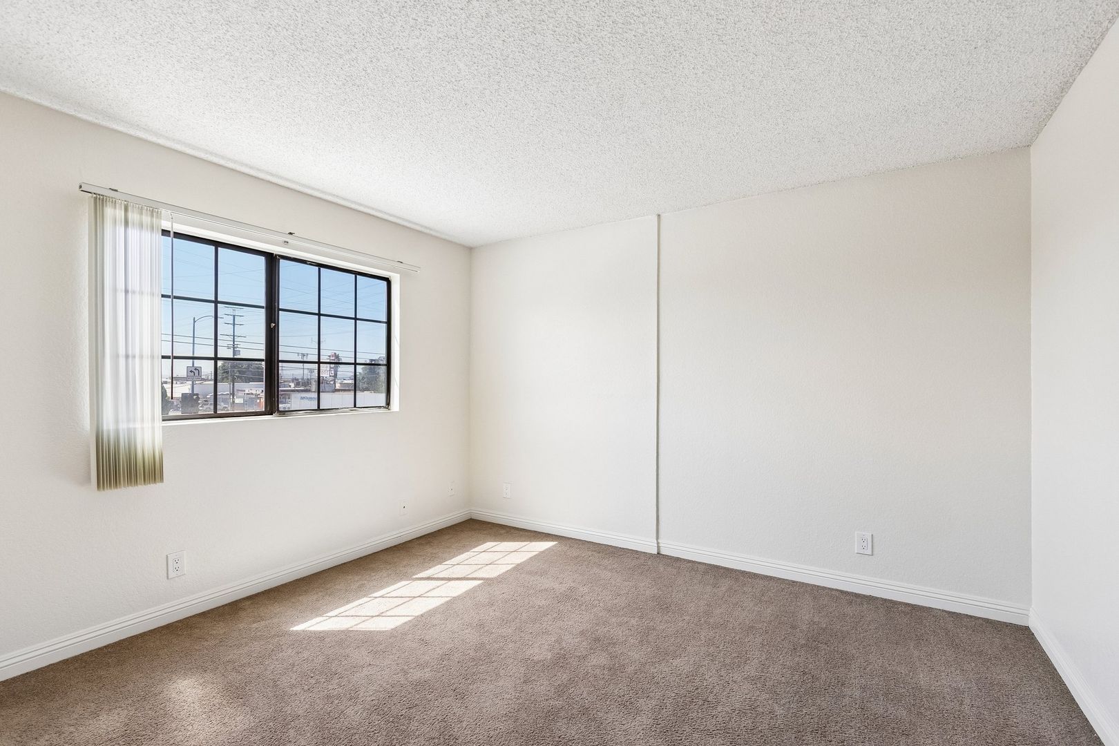 Arleta Apartment: 9460 Laurel Canyon Blvd