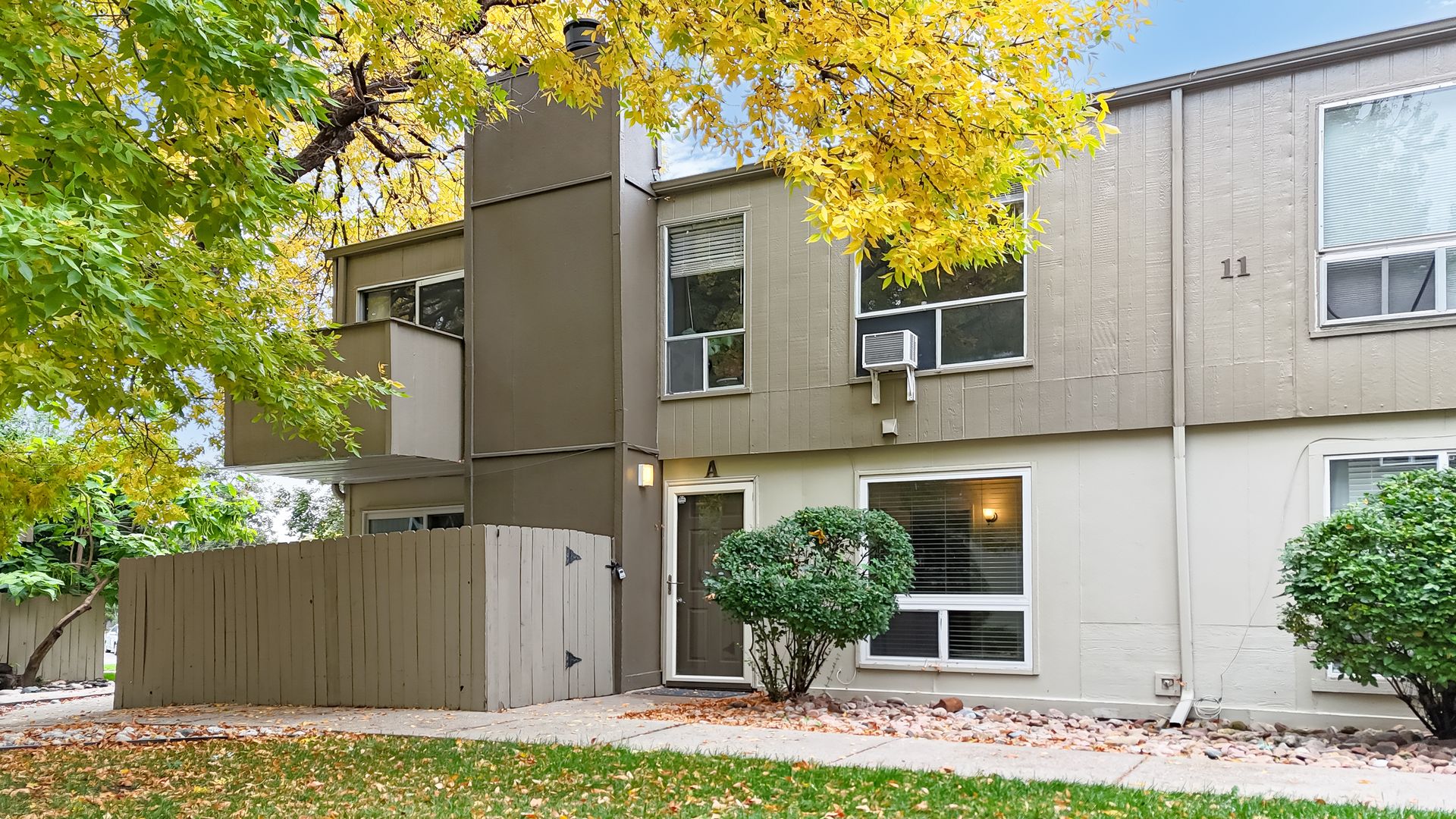 Adorable main floor 1 bed unit