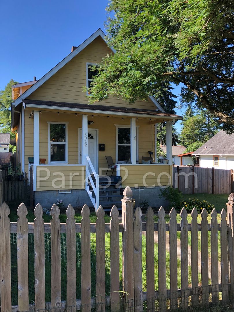 Tacoma House: 3012 S Melrose St