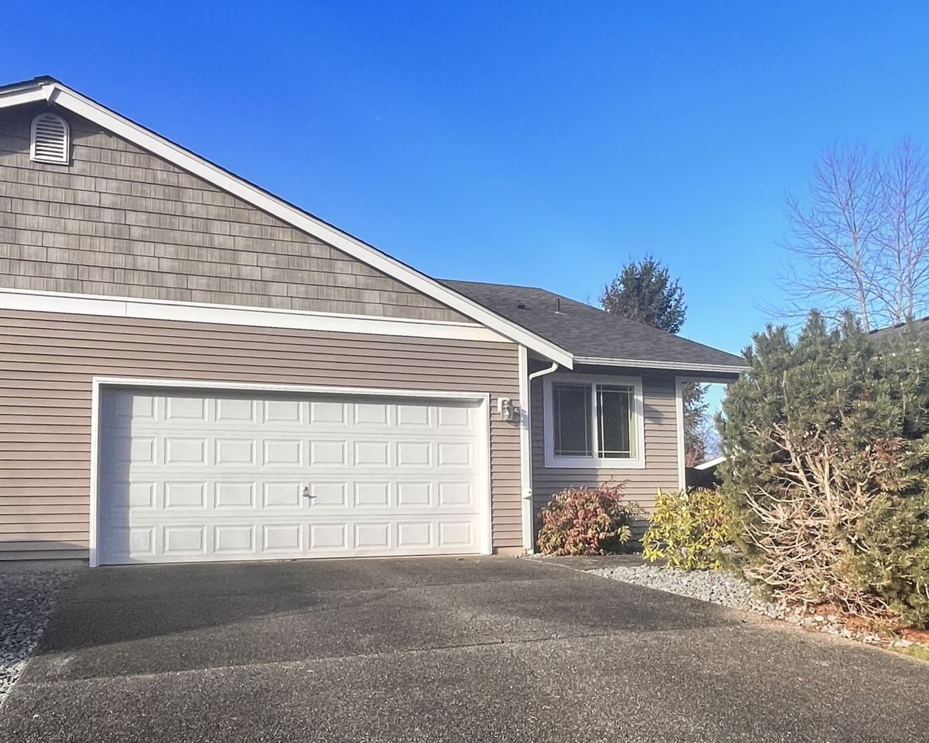 South Hill Apartment: 15502 87th Ave E