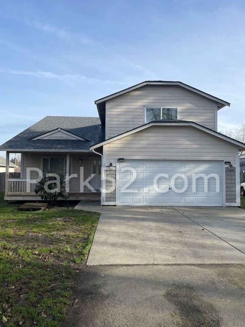 Tacoma House: 1425 82nd St Ct E