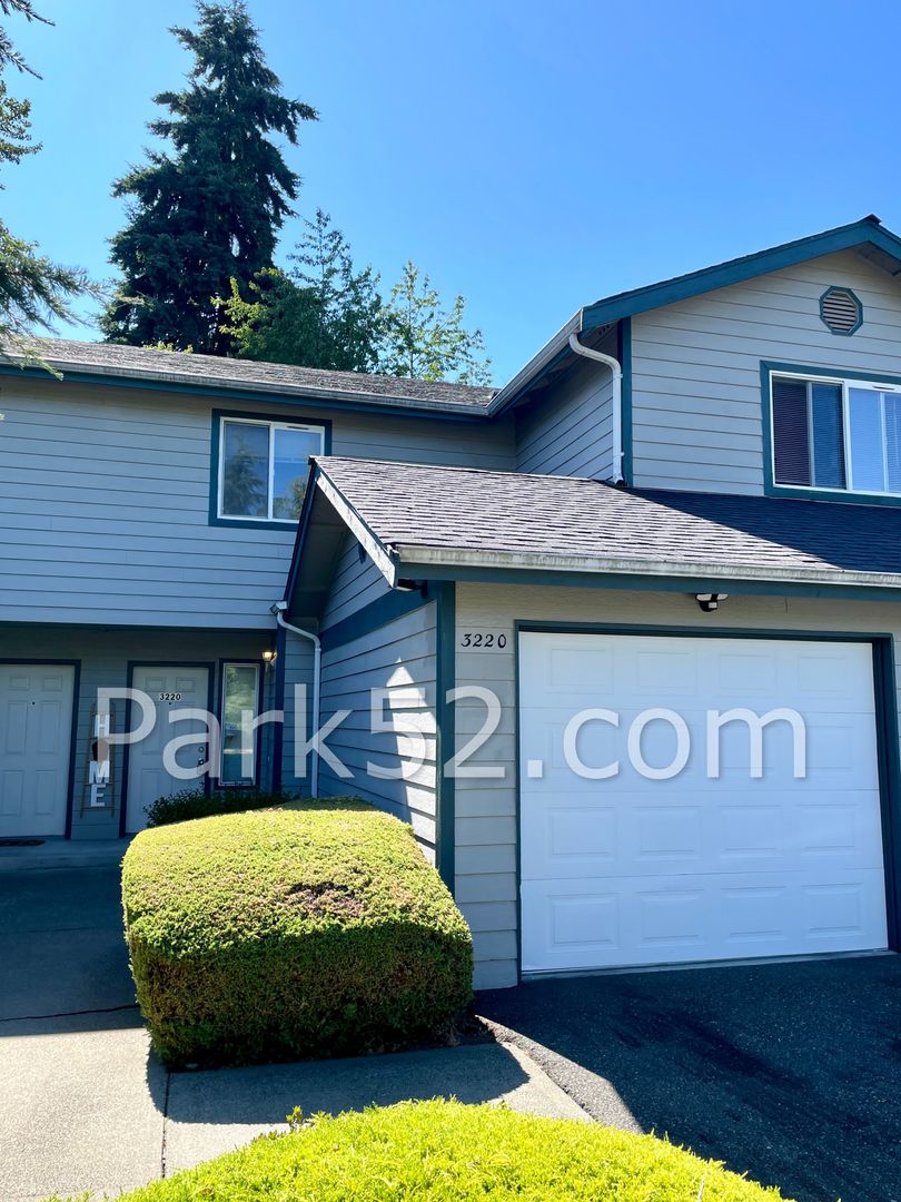 University Place Apartment: 3220 Morrison Rd W