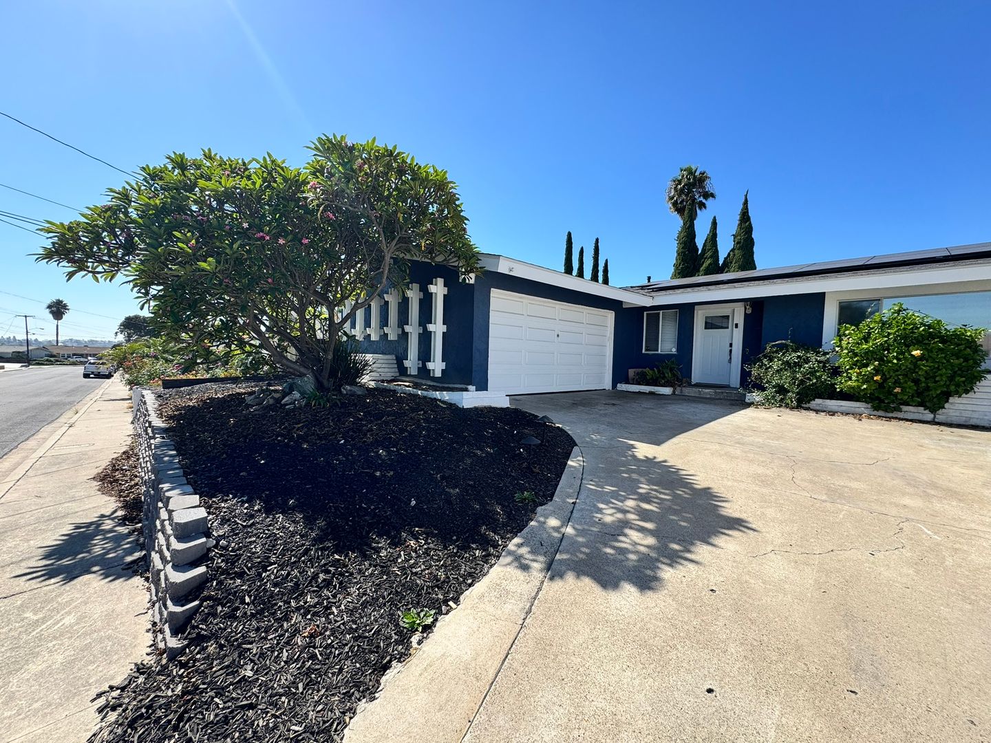 Lemon Grove House: 1407 La Corta Circle