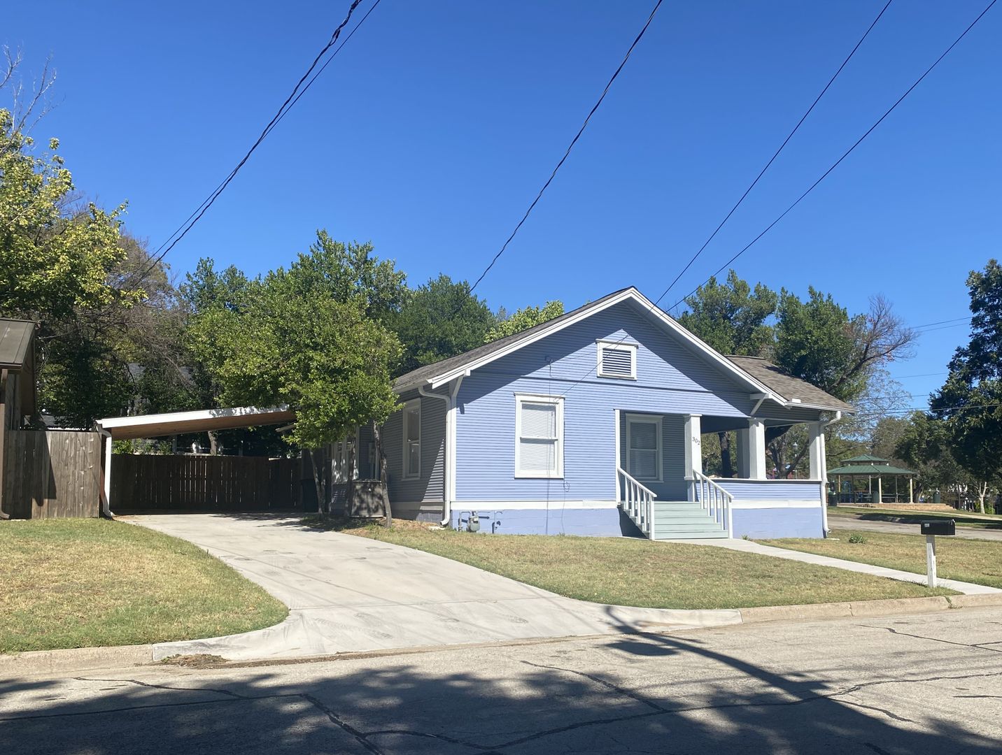 Weatherford House: 302 W. Baylor St.