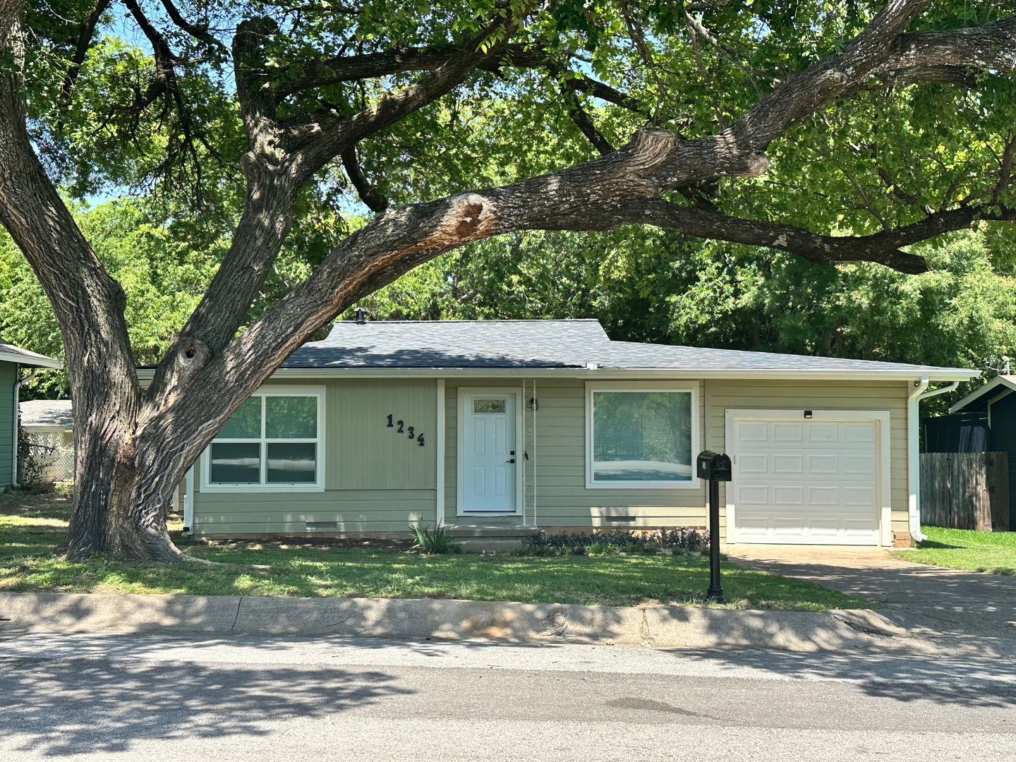 Weatherford House: 1234 S Brazos St.