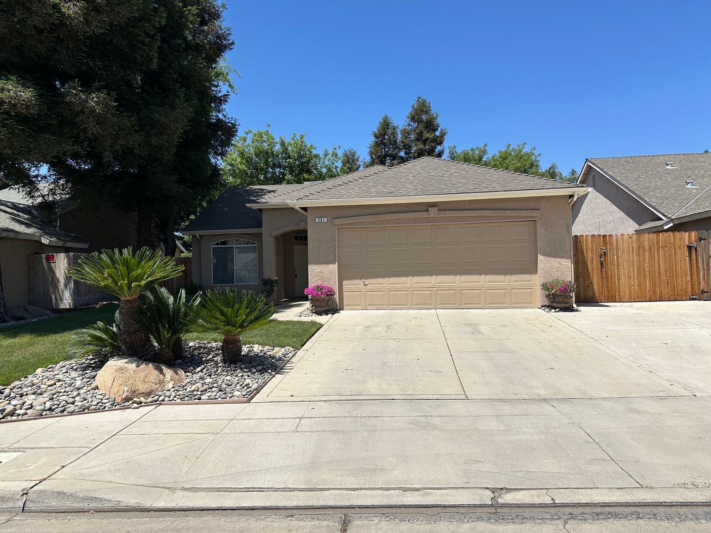 Clovis House: 361 W Chennault Ave