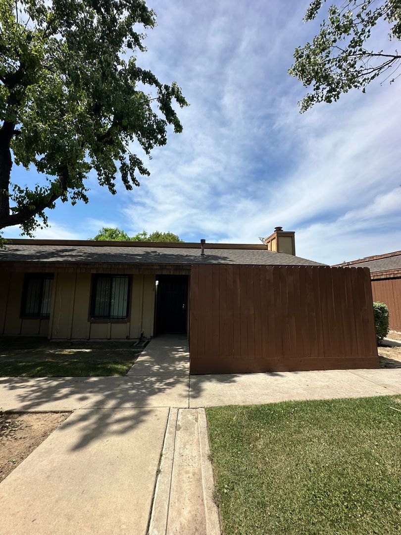 Fresno Condo: 5181 E Olive Ave, Unit 118