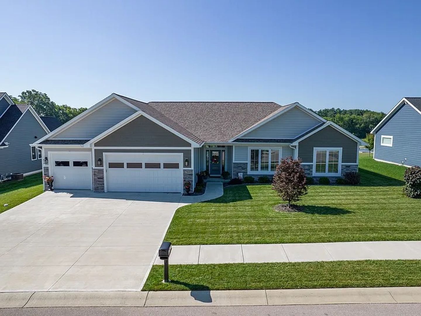 Bloomington House: 740 E Holland Dr