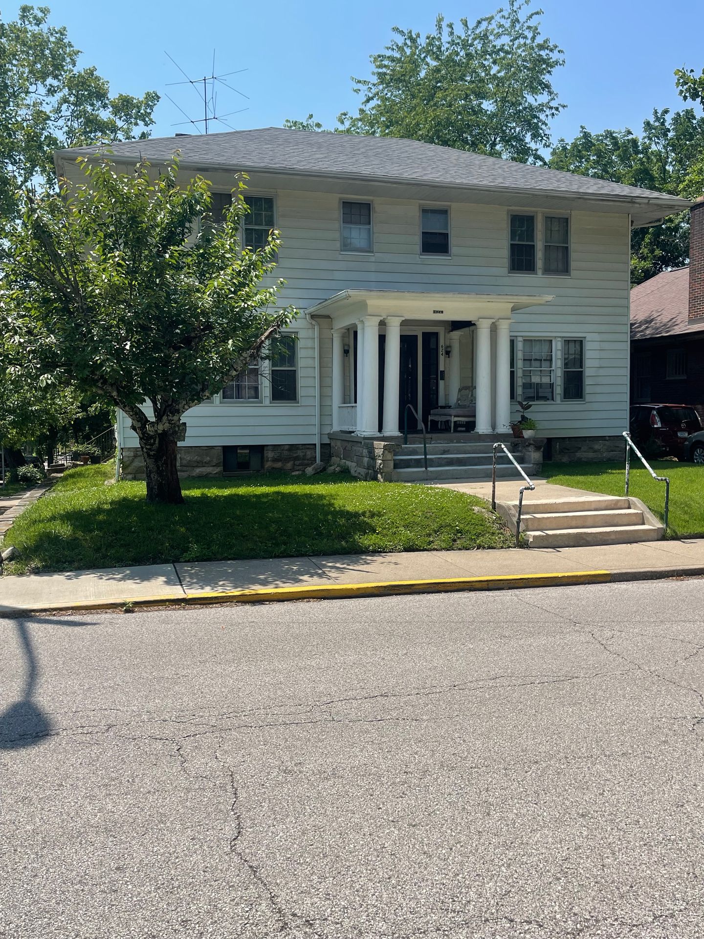 Bloomington Apartment: 624  S Woodlawn Ave