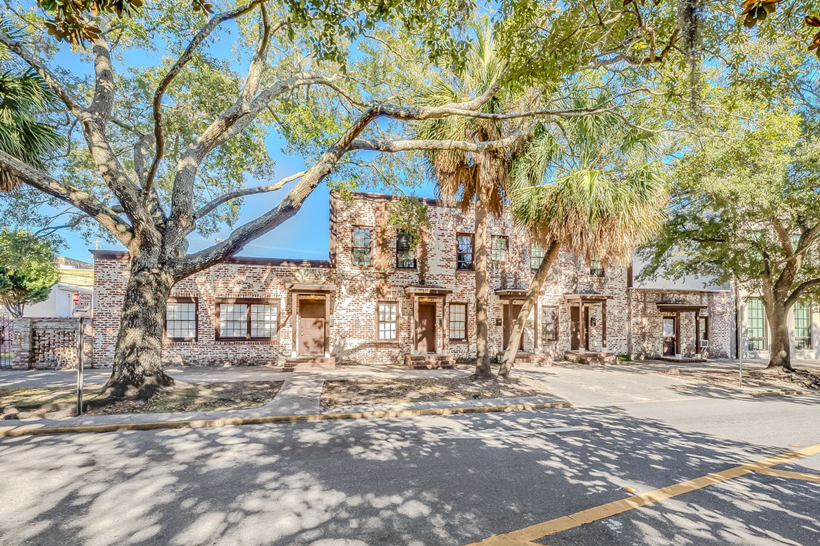 Savannah House: 512 E Liberty St