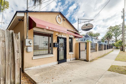 This property offers a unique blend of investment potential, historic charm, and urban convenience, situated in one of Savannah’s most sought-after neighborhoods. Whether you're looking to continue operating a successful business or capitalize on a prime – photo 1