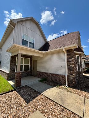 Stunning 4 BR in the heart of WLR! Utilities included! – photo 1