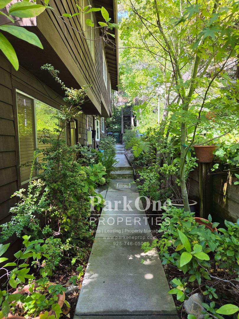 Lafayette House: 3270 Marlene Dr