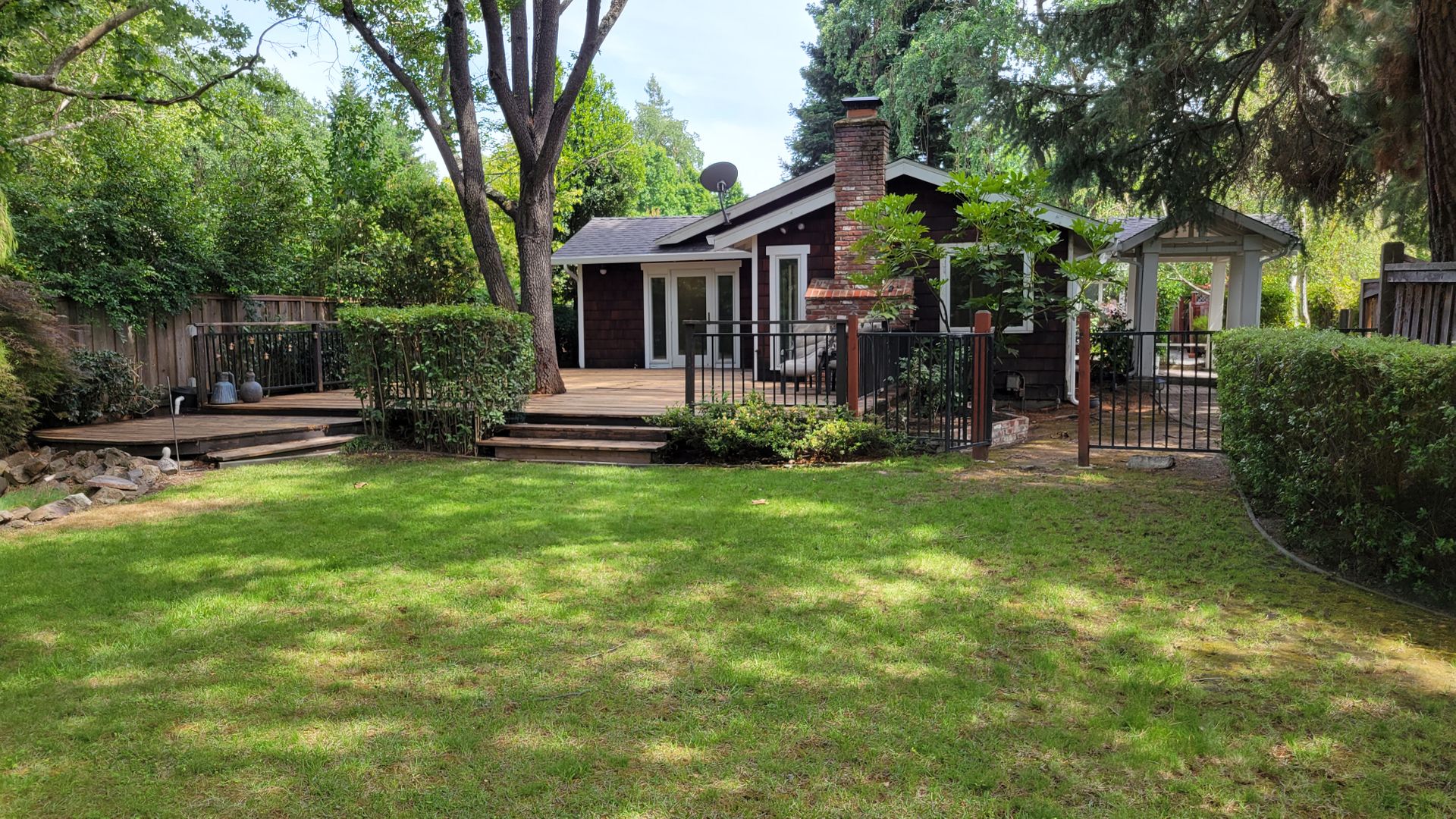 Alamo House: 1461 Livorna Road