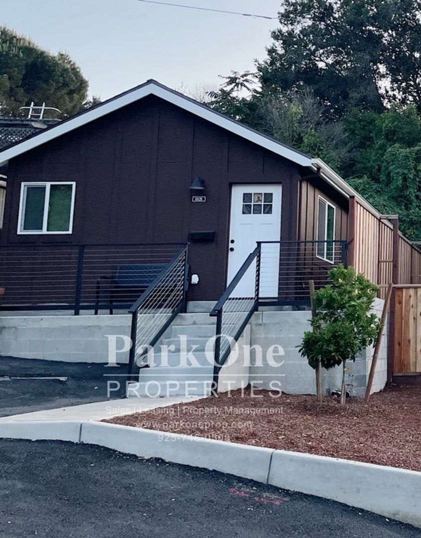 Martinez House: 1012B Merrithew Dr.