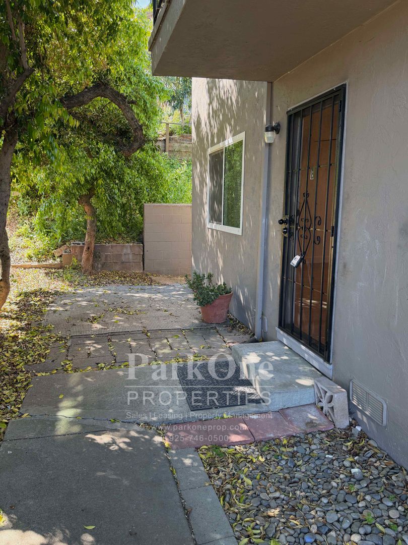 Martinez Apartment: 30 Carquinez Scenic Drive