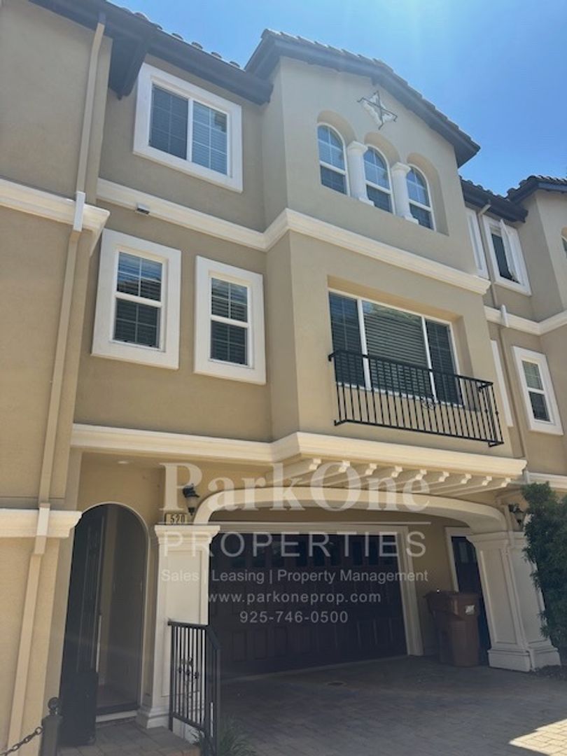 Martinez Townhome: 520 Berrellesa St